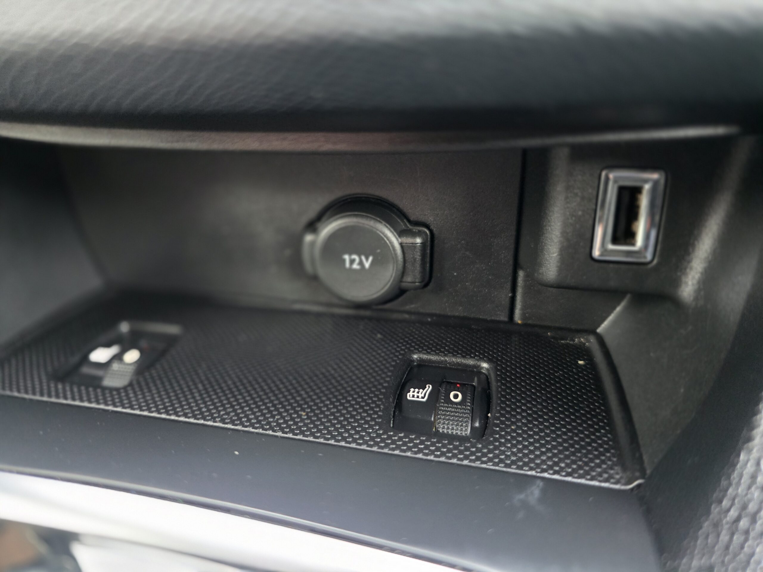 
								Peugeot 308 1.5 HDi full									