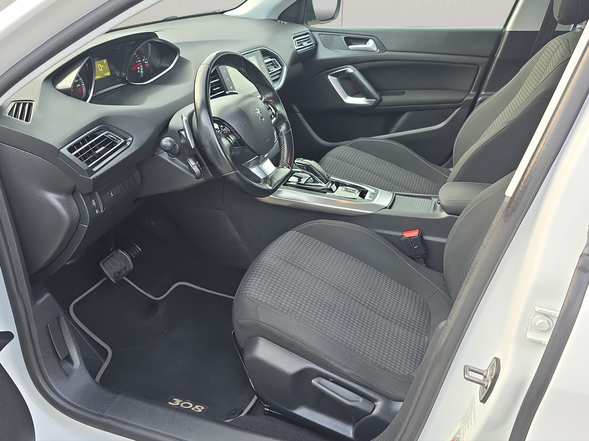 
								Peugeot 308 1.5 HDi full									