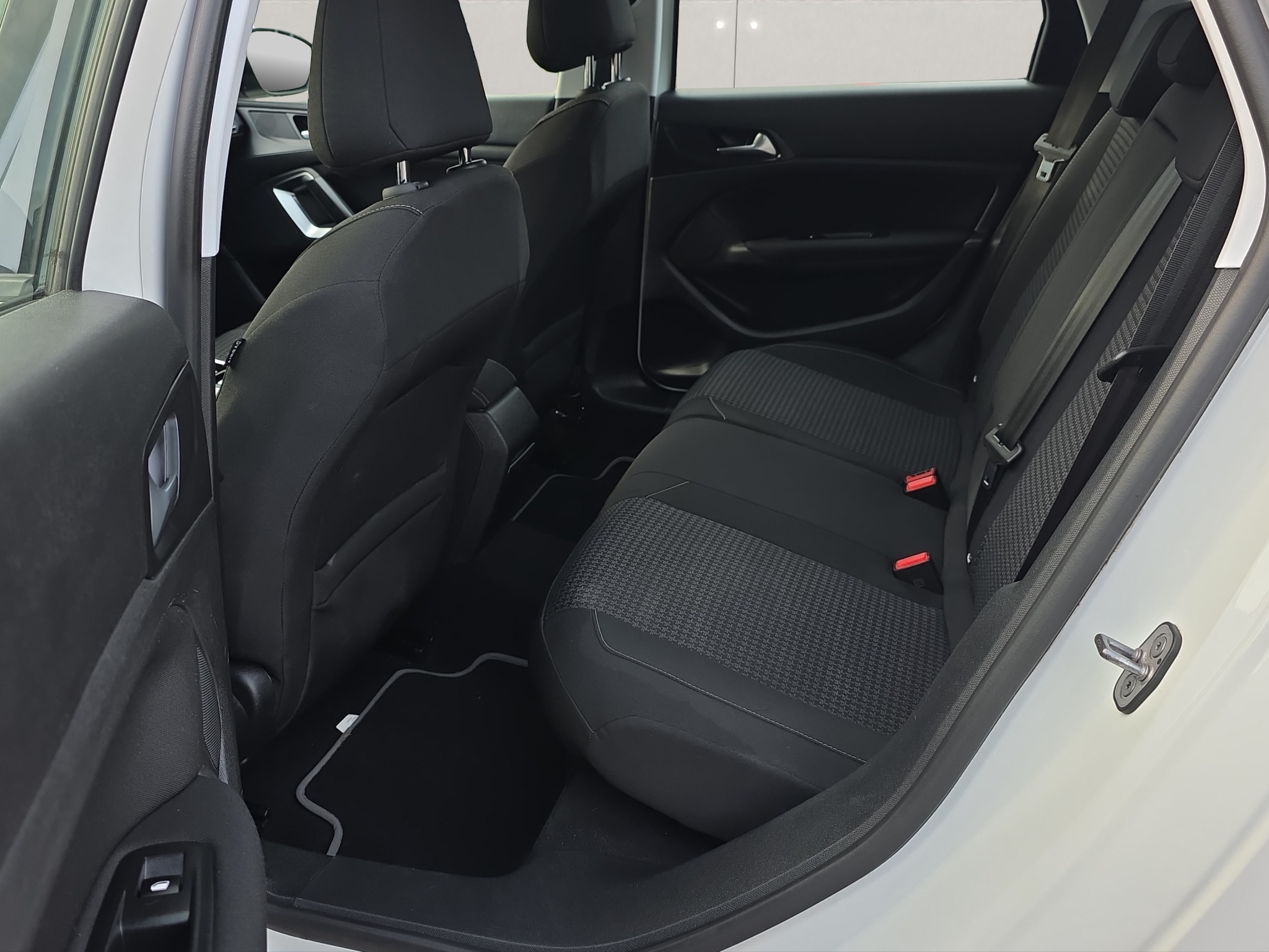 
								Peugeot 308 1.5 HDi full									