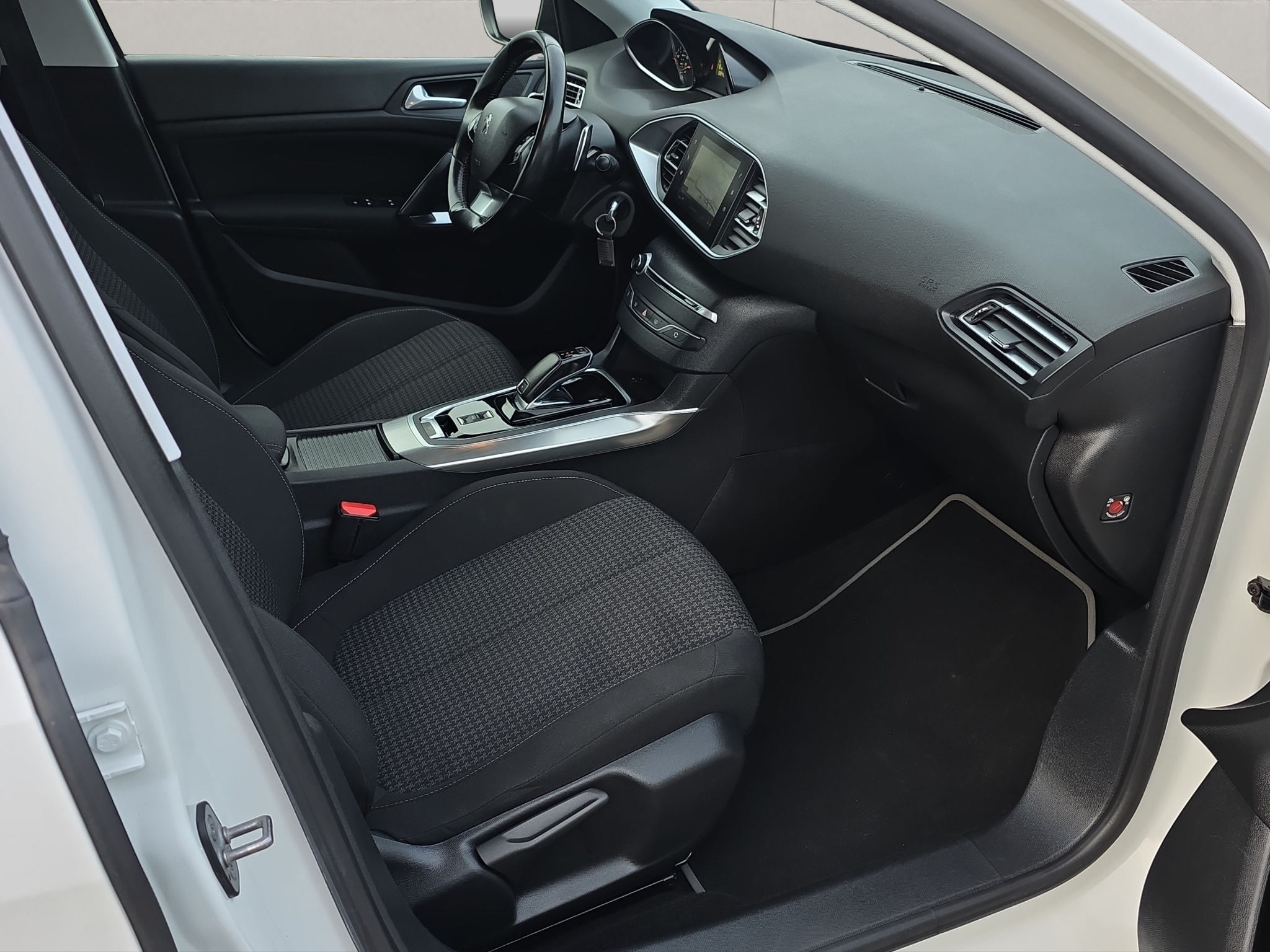 
								Peugeot 308 1.5 HDi full									