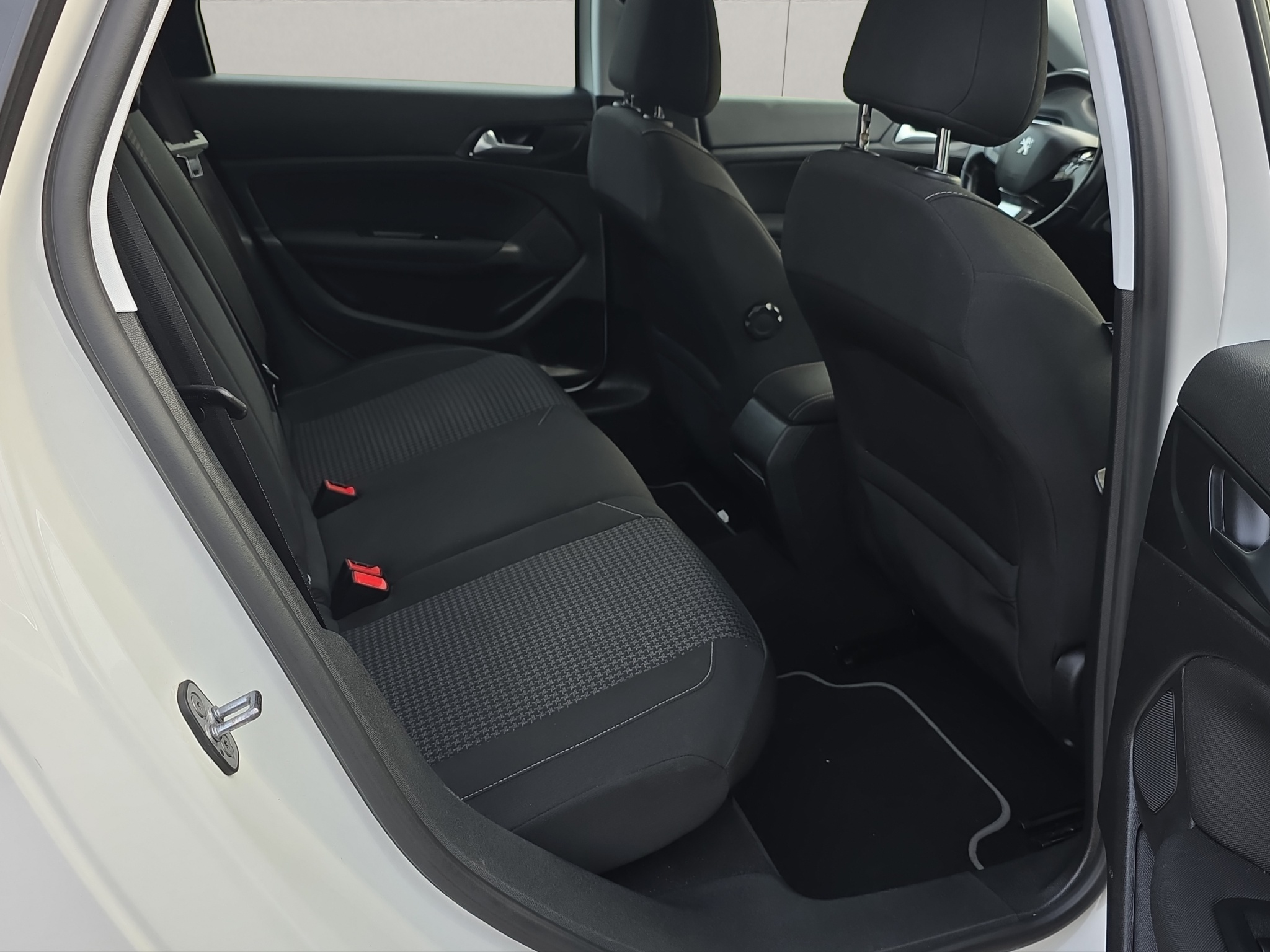 
								Peugeot 308 1.5 HDi full									