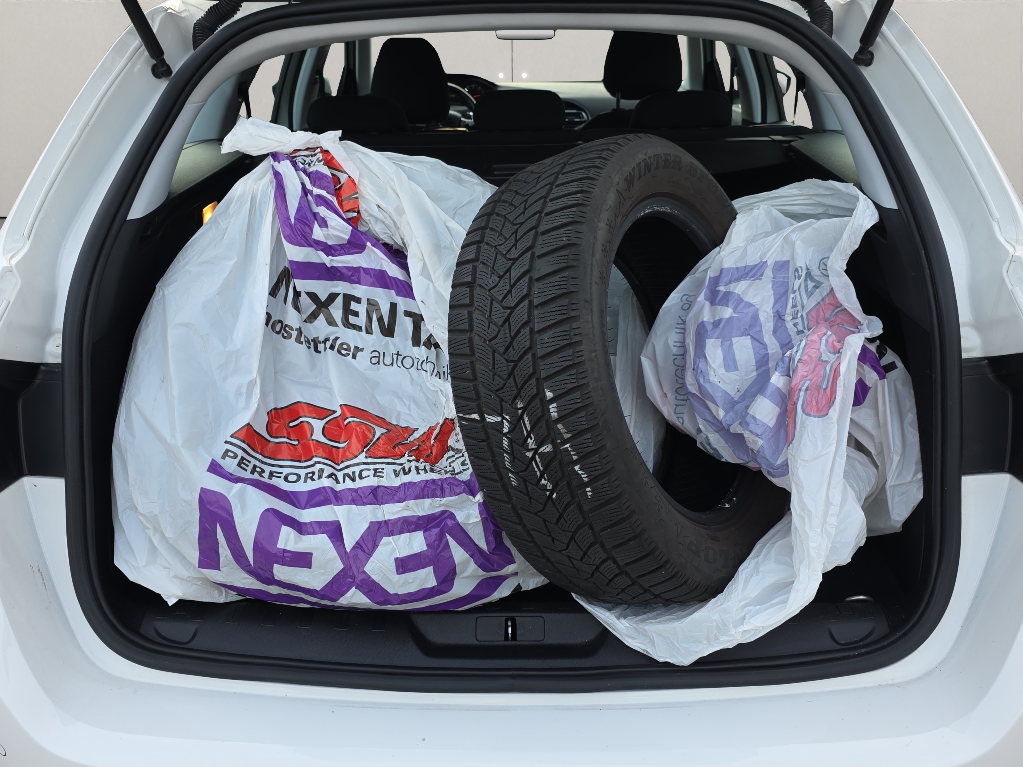 
								Peugeot 308 1.5 HDi full									