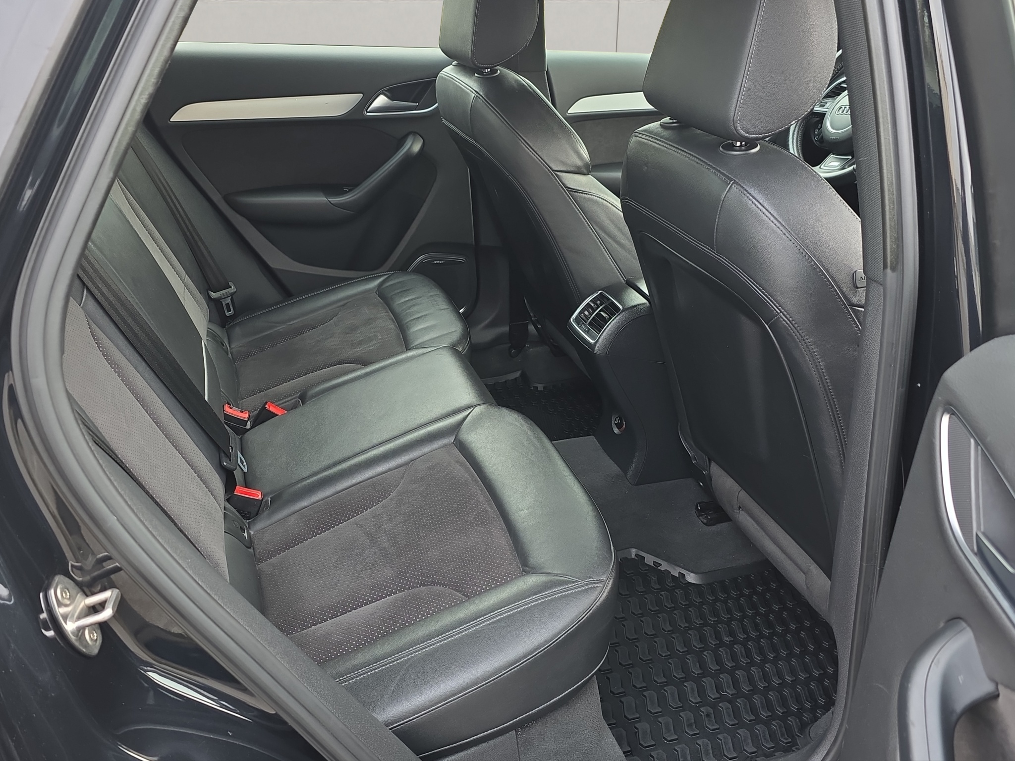 
								Audi Q3 2.0 TDI quattro S-line full									