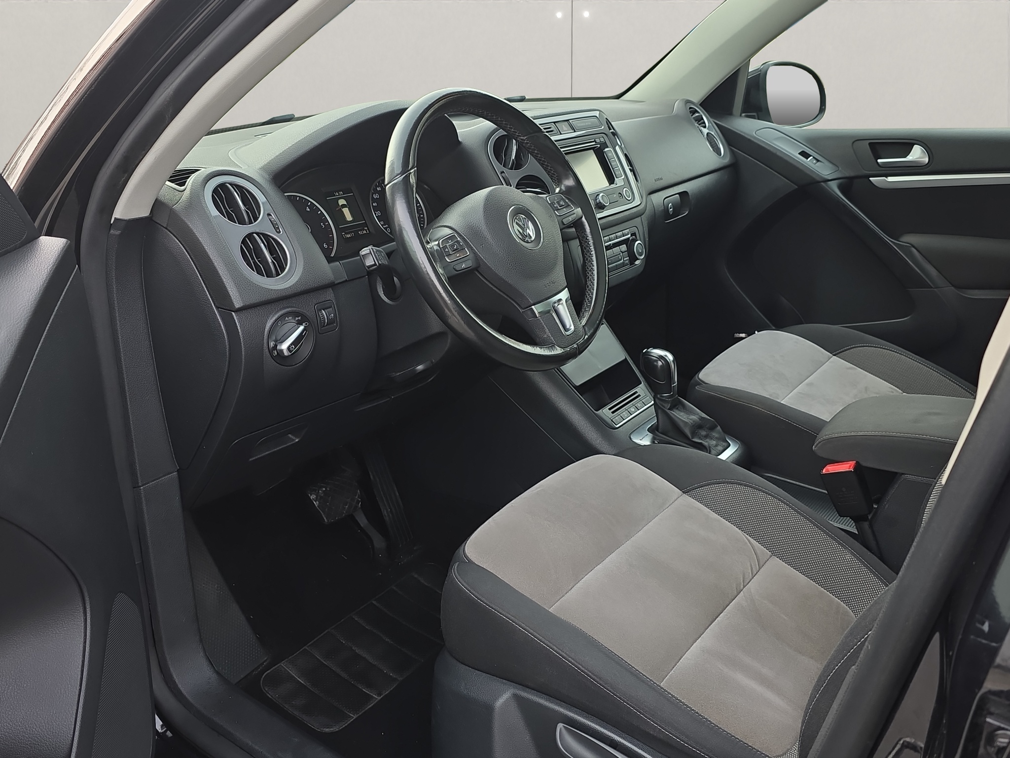 
								VW Tiguan 2.0 TDI full									