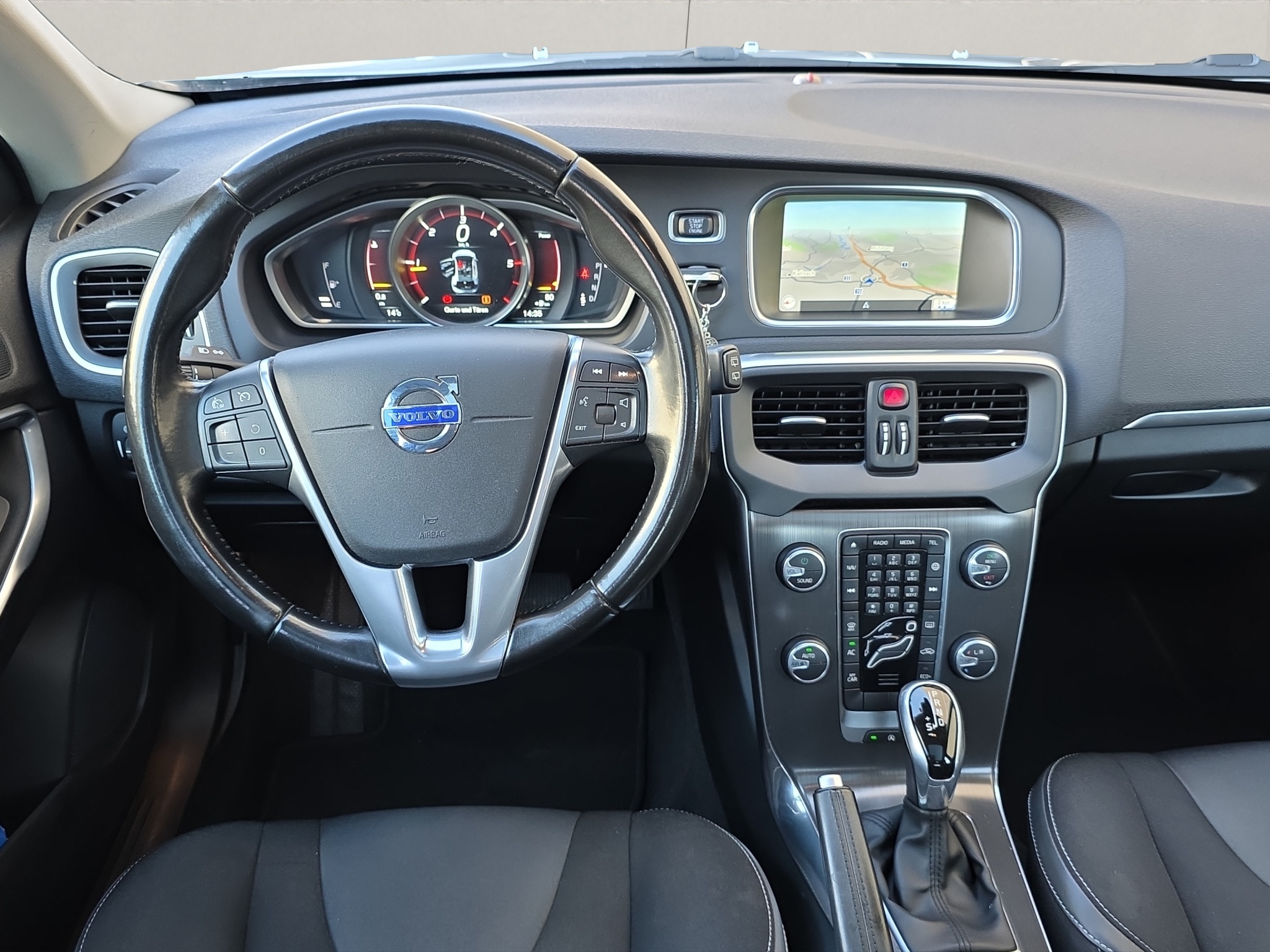 
								Volvo V40 D3 full									