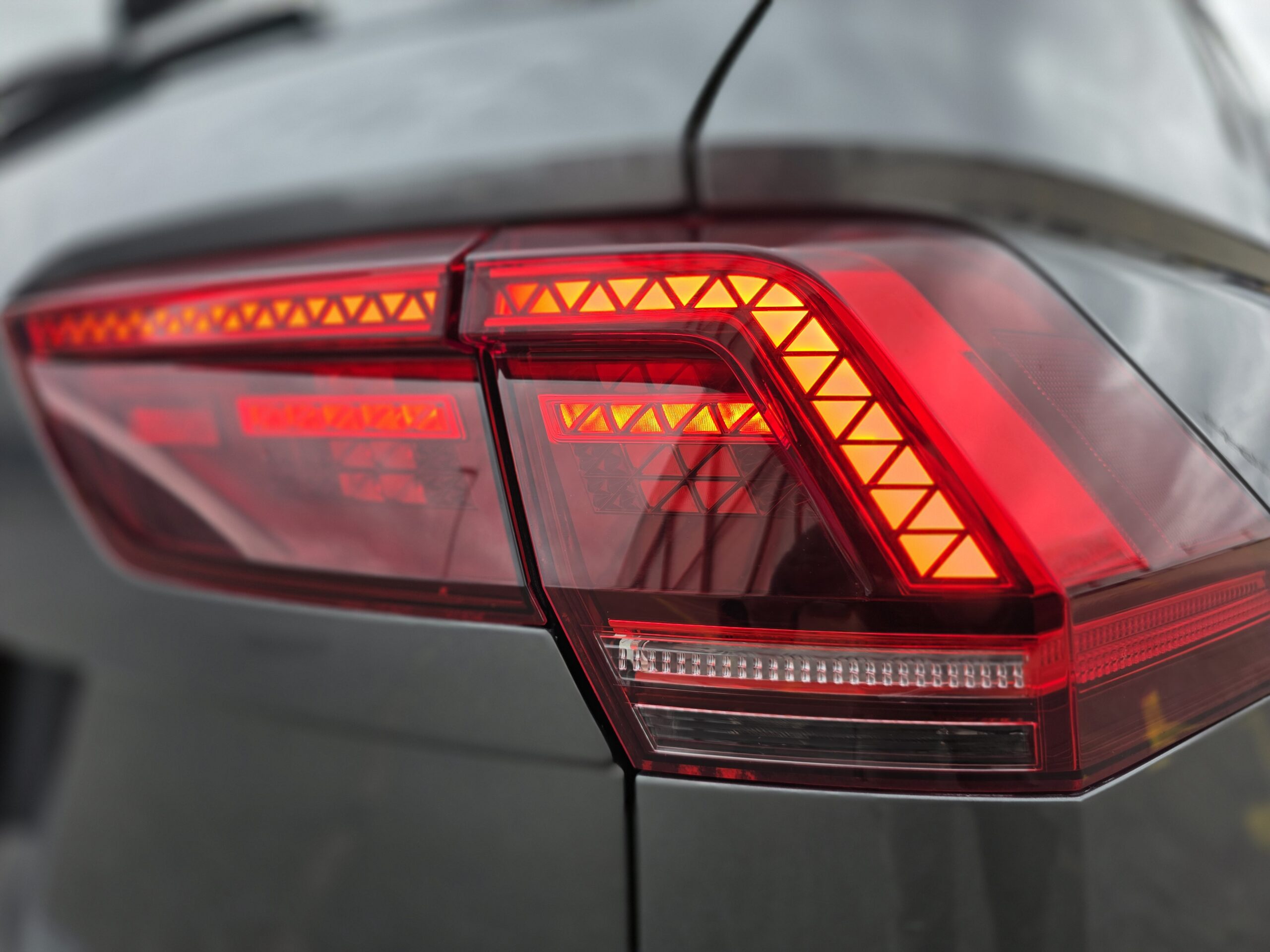 
								VW Tiguan 2.0 TDI SCR R-Line 4Motion DSG 240PS full									