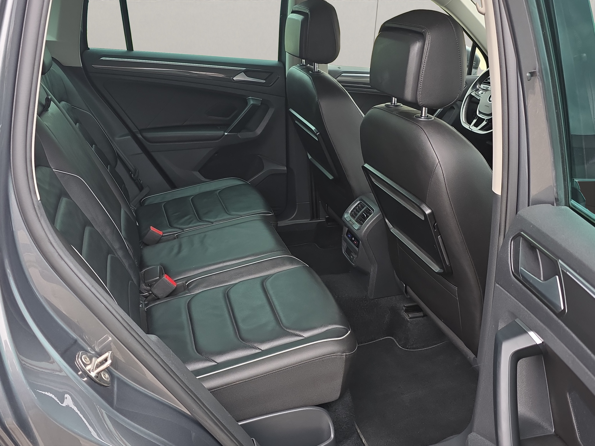 
								VW Tiguan 2.0 TDI SCR R-Line 4Motion DSG 240PS full									